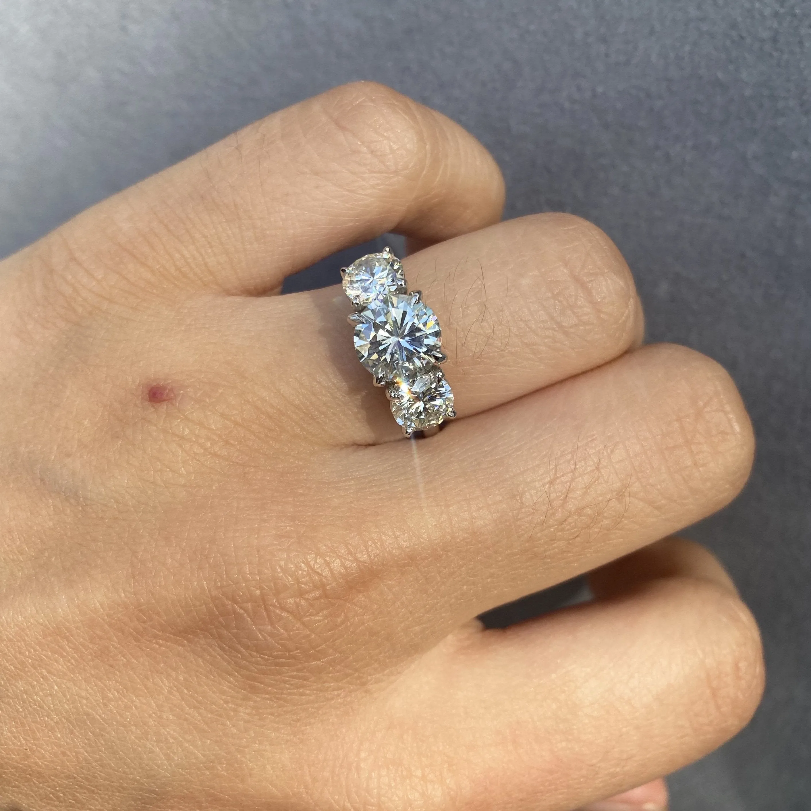 2.00CT THREE-STONE ROUND CUT ENGAGEMENT RING