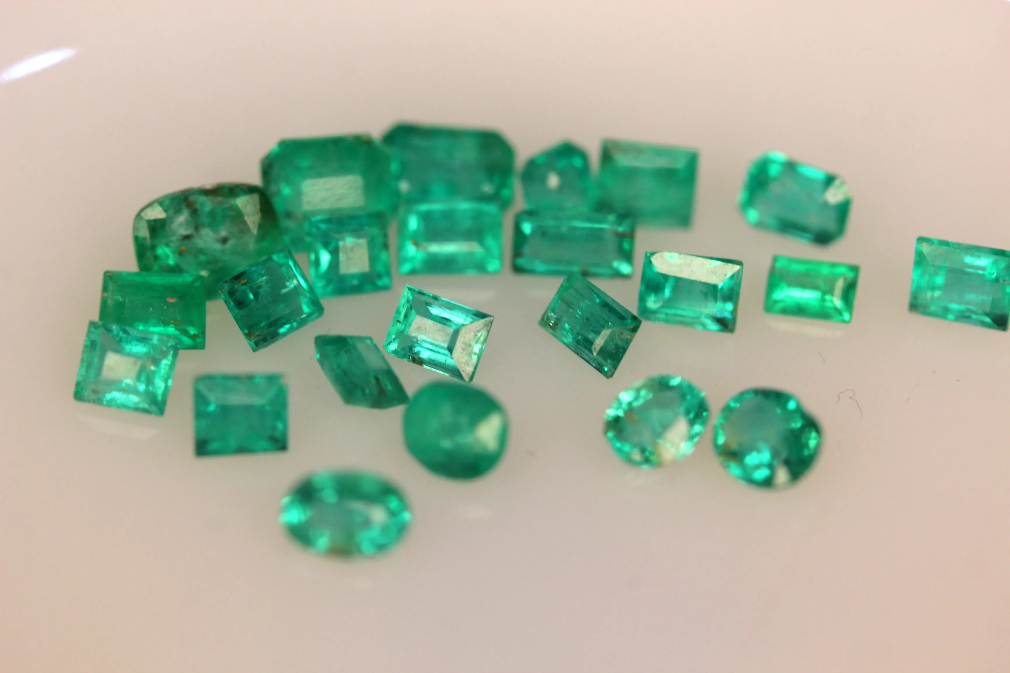 21 carats Oval Emerald cut Natural Green Emerald Deal