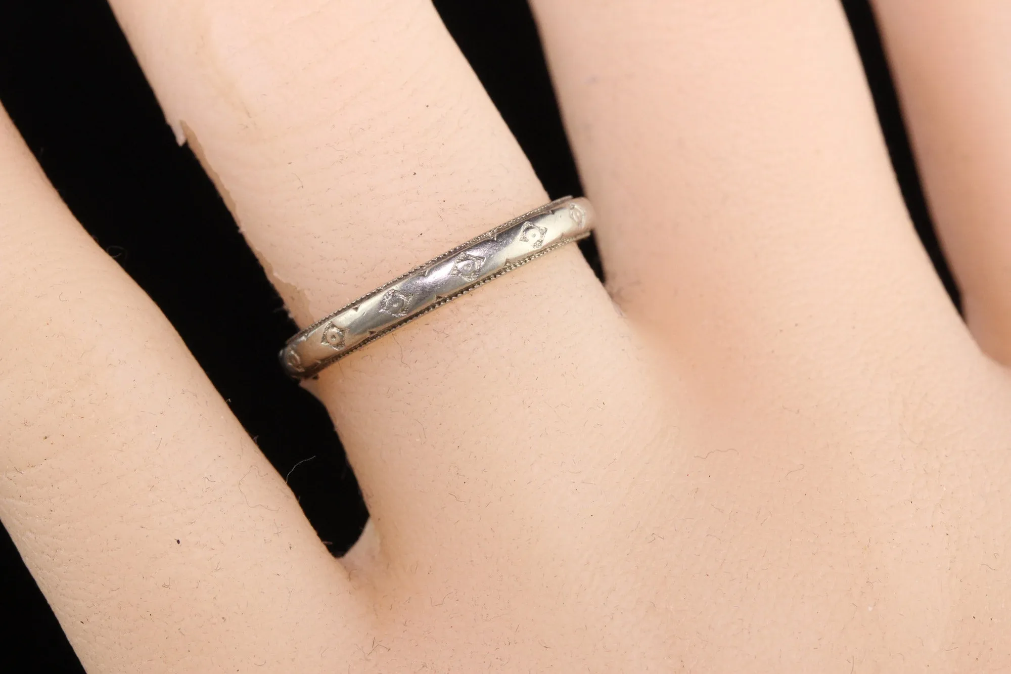 Antique Art Deco 18K White Gold Engraved Wedding Band - Size 7