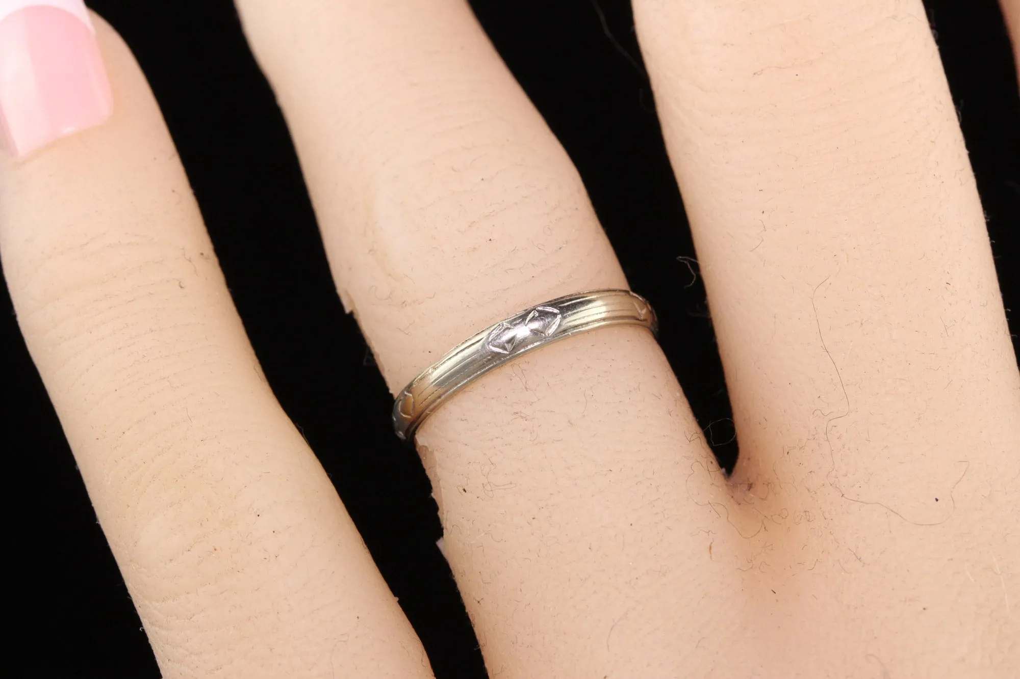 Antique Art Deco 18K White Gold Engraved Wedding Band