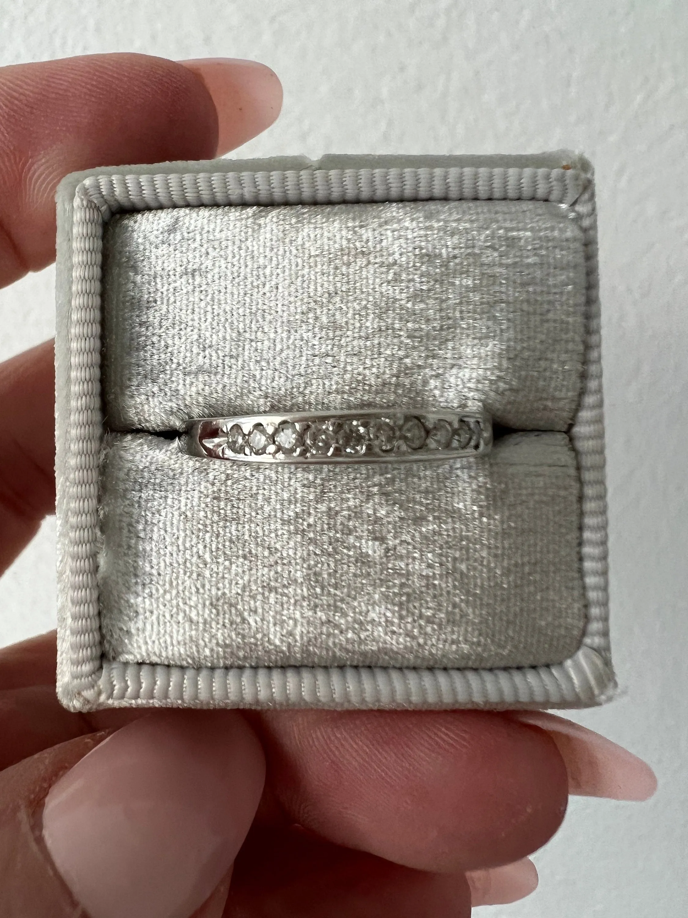 Beautiful Vintage 14K White Gold Diamond Wedding Band - 0.20ct.
