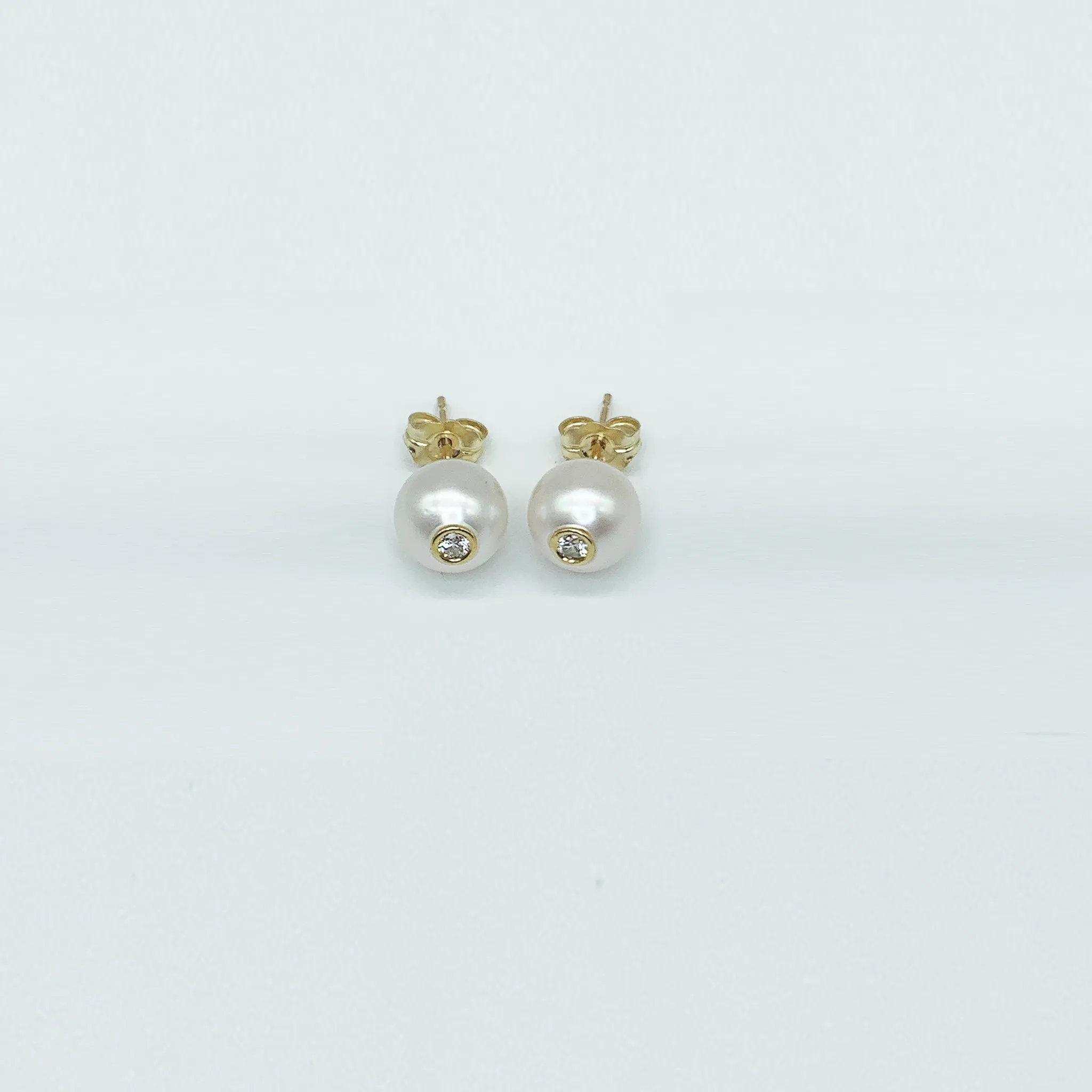 CA Prince Diamond - Akoya Pearl and 18 Karat Yellow Gold Bezel stud ear rings