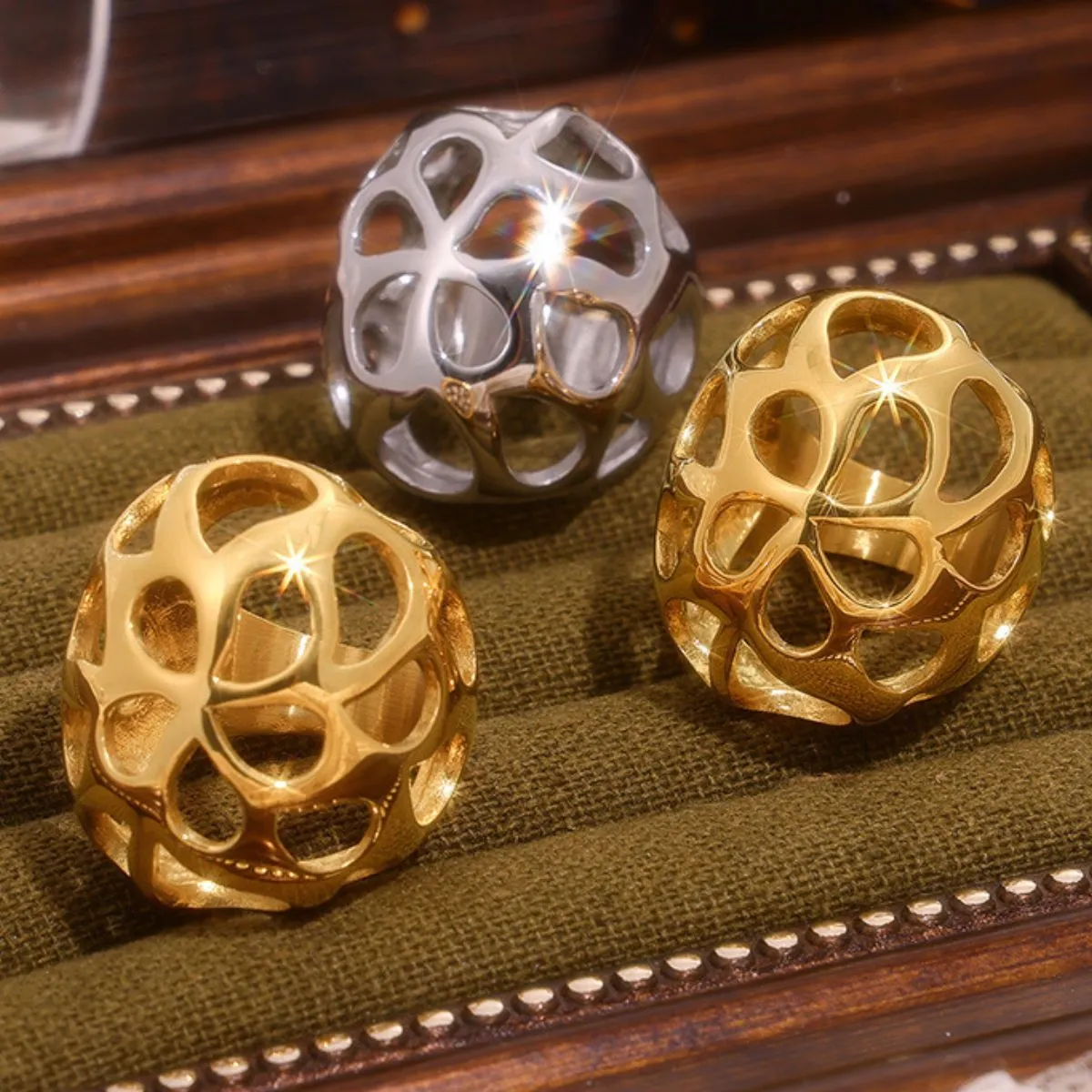 Gold-Cutout Elegance Ring