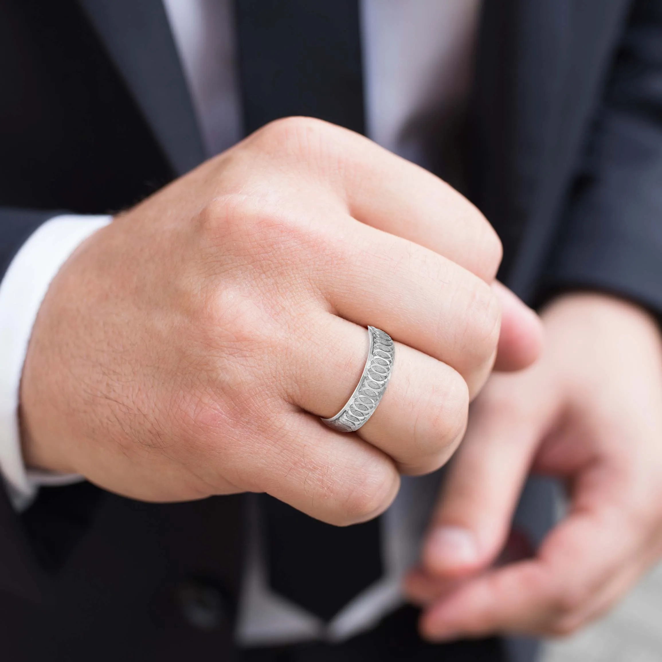 Men's Overlapping Circular Pattern Wedding Band