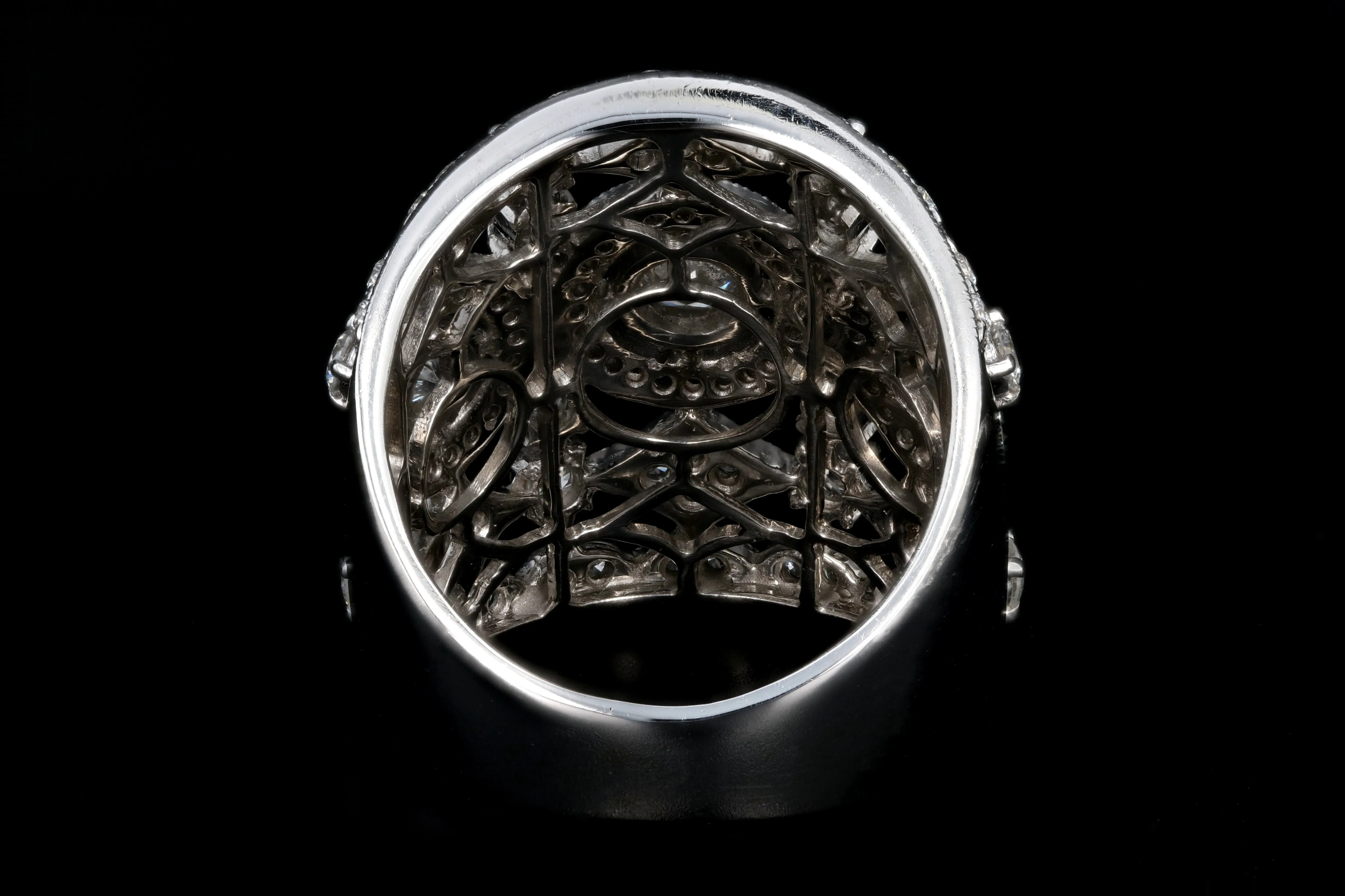 Modern 18K White Gold 1.4 Carat Round Brilliant Cut Diamond Cocktail Ring