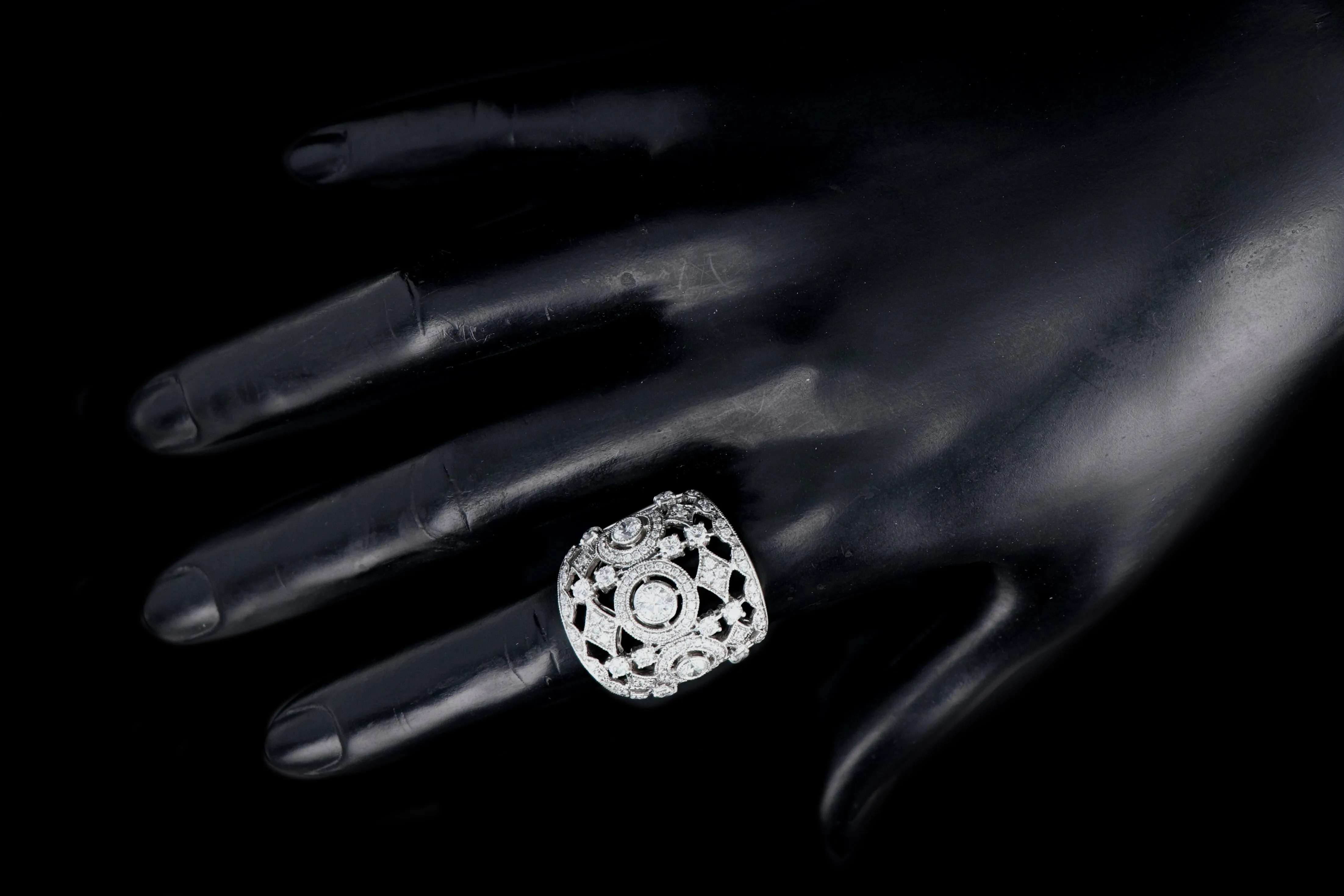 Modern 18K White Gold 1.4 Carat Round Brilliant Cut Diamond Cocktail Ring