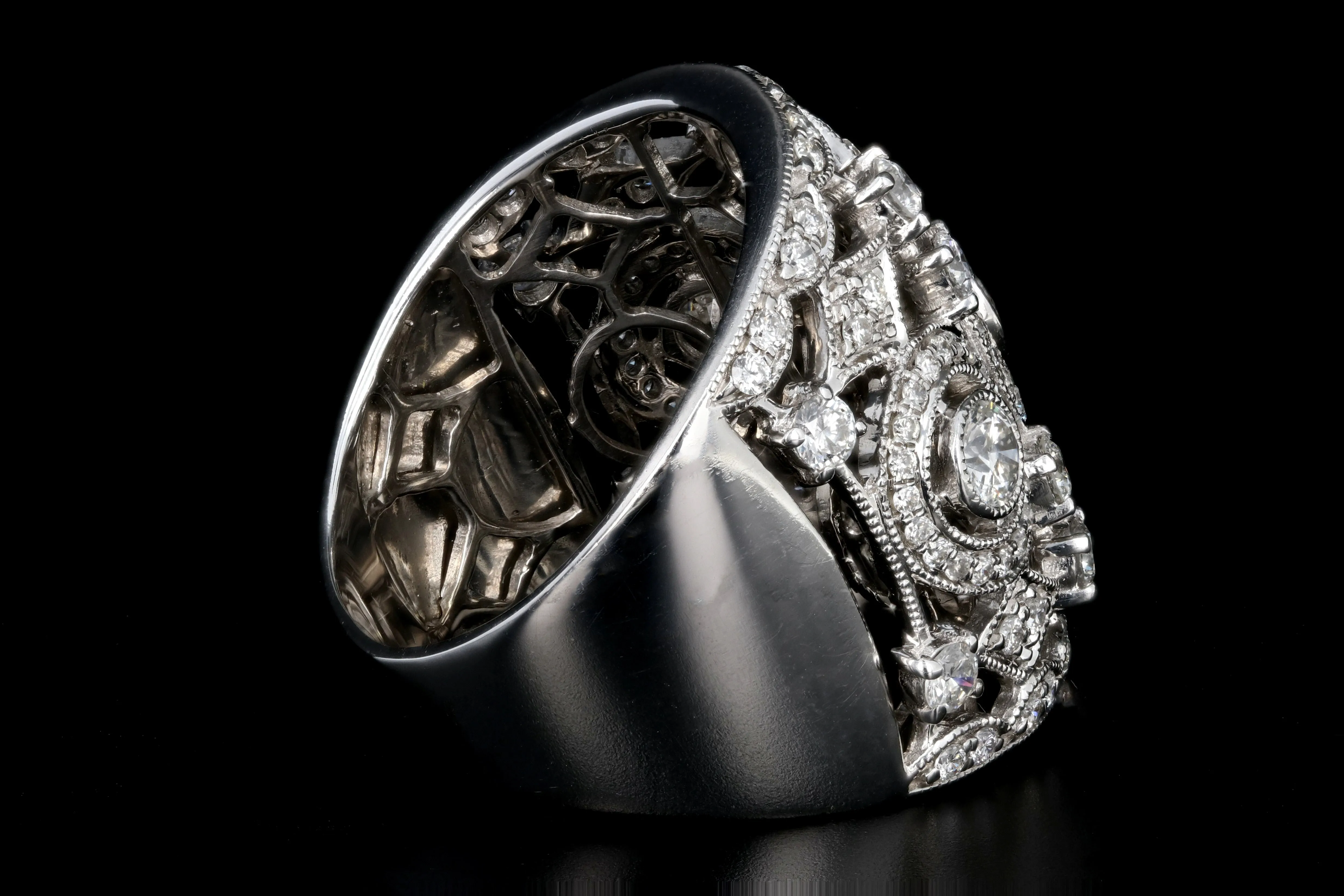 Modern 18K White Gold 1.4 Carat Round Brilliant Cut Diamond Cocktail Ring