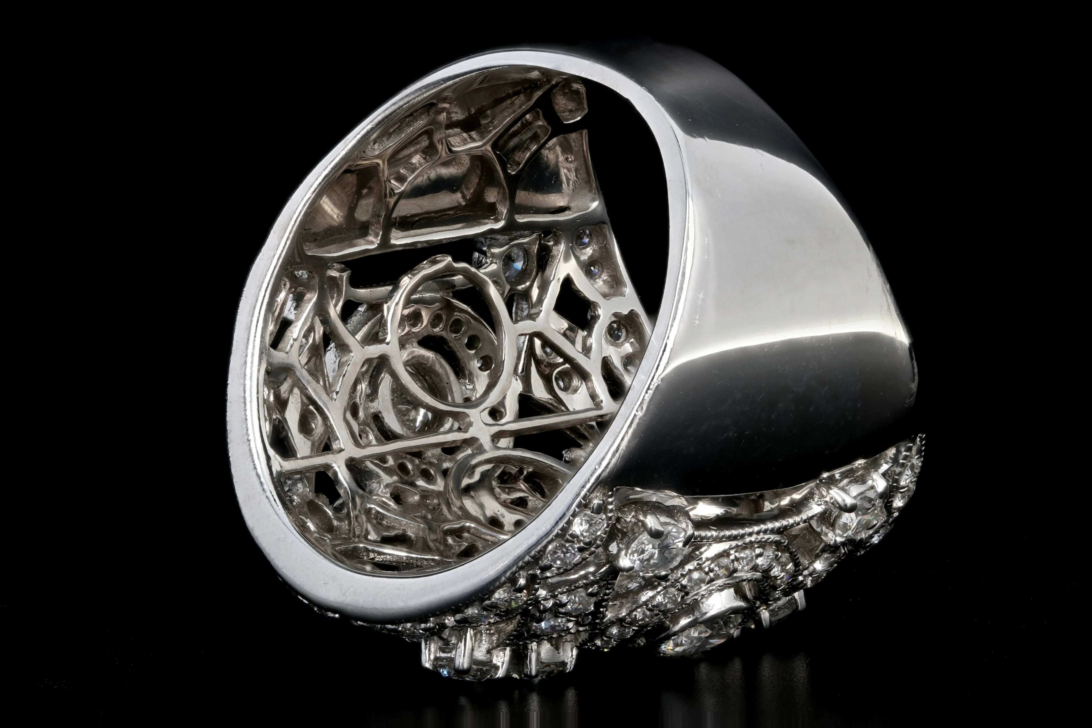Modern 18K White Gold 1.4 Carat Round Brilliant Cut Diamond Cocktail Ring