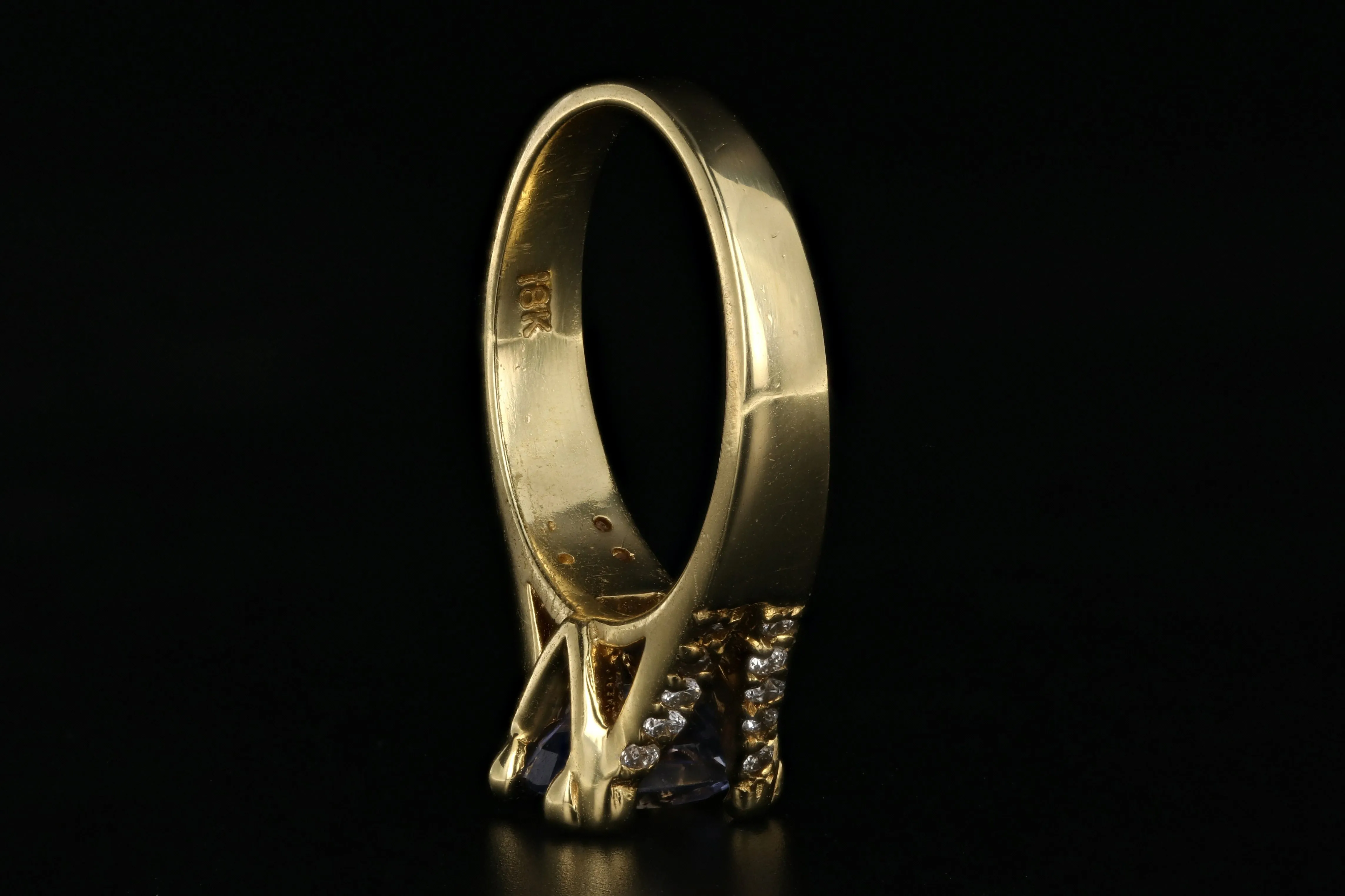 Modern 18K Yellow Gold 1.5 Carat Natural Ceylon Sapphire and Diamond Ring