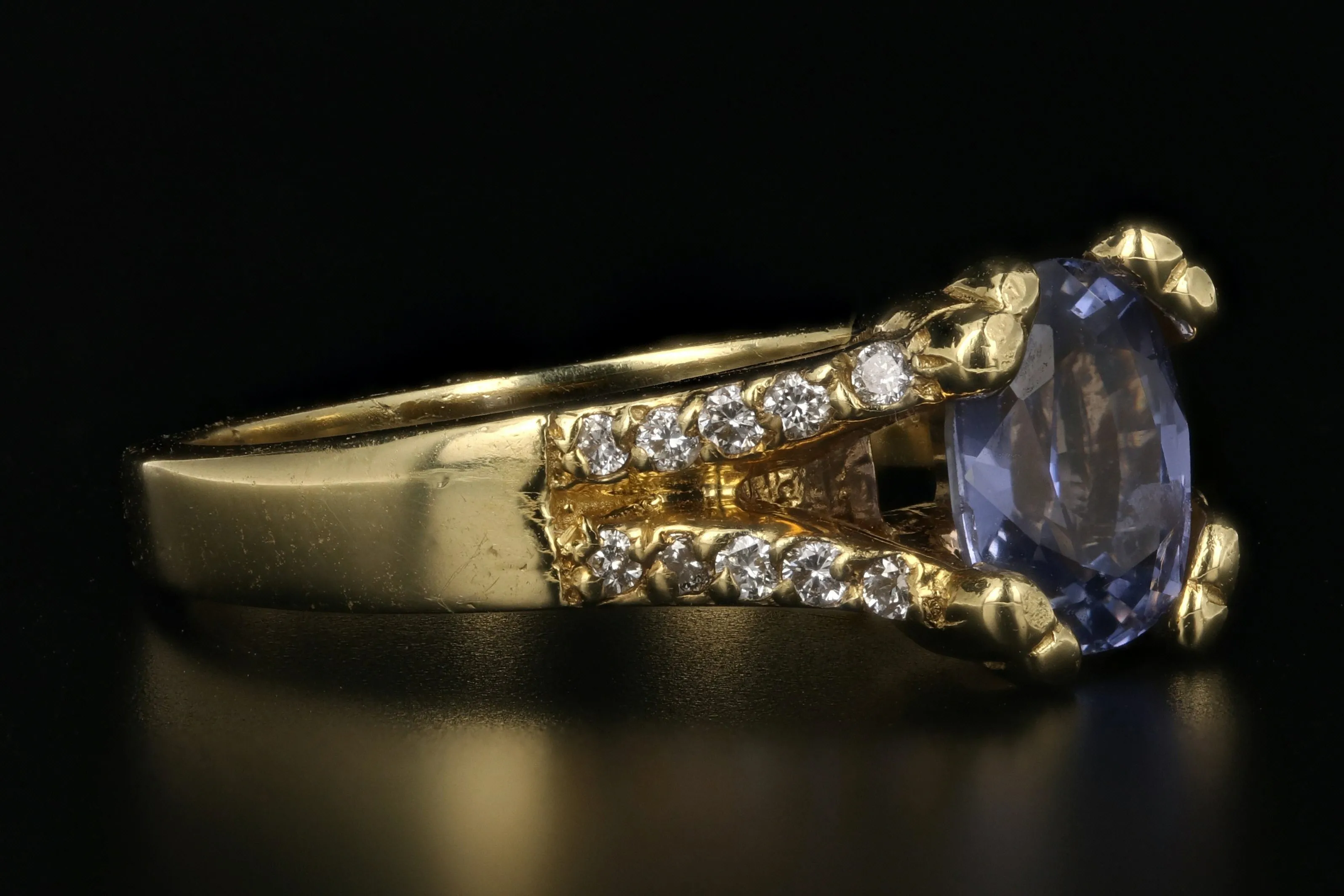 Modern 18K Yellow Gold 1.5 Carat Natural Ceylon Sapphire and Diamond Ring