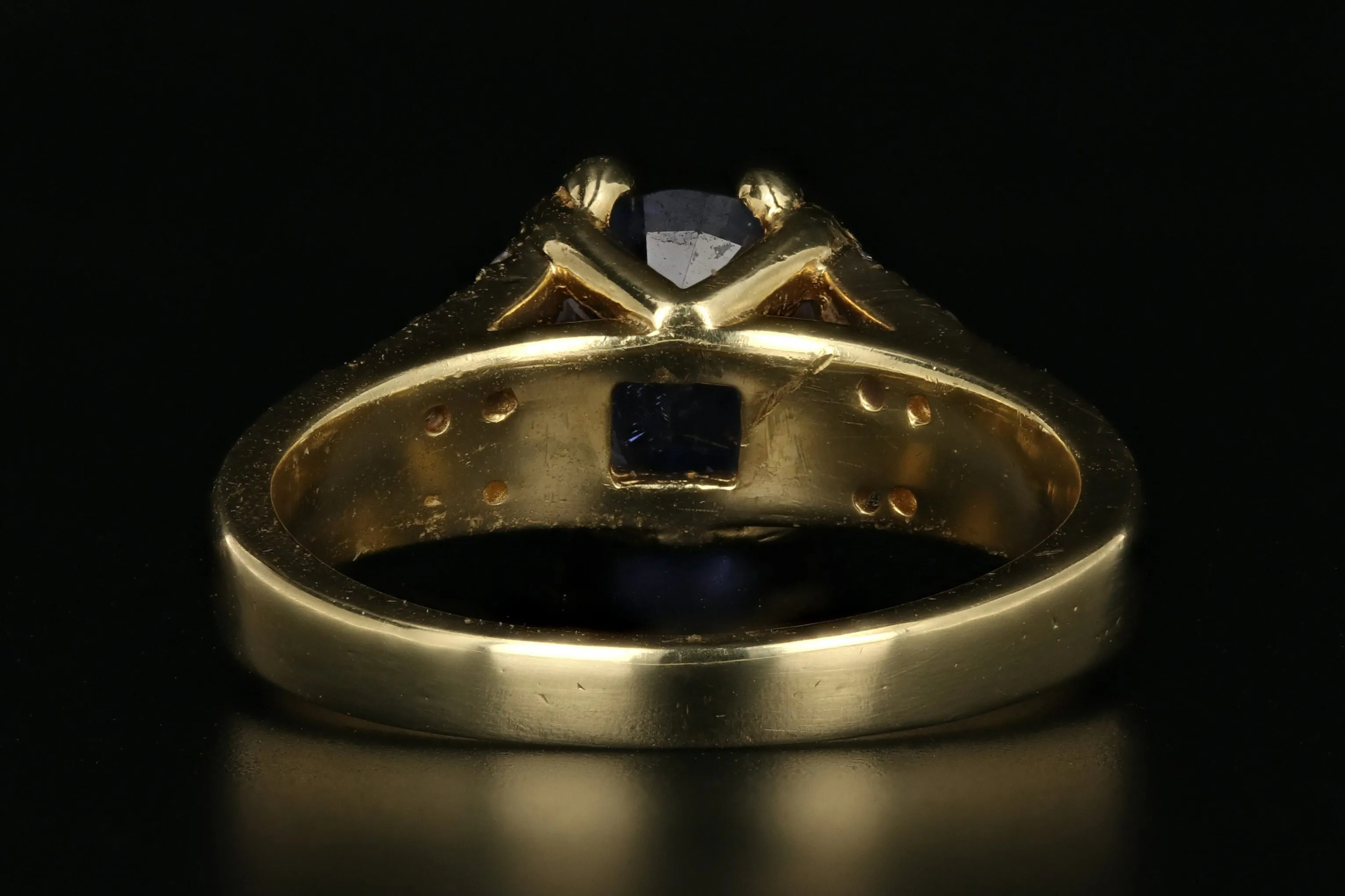 Modern 18K Yellow Gold 1.5 Carat Natural Ceylon Sapphire and Diamond Ring
