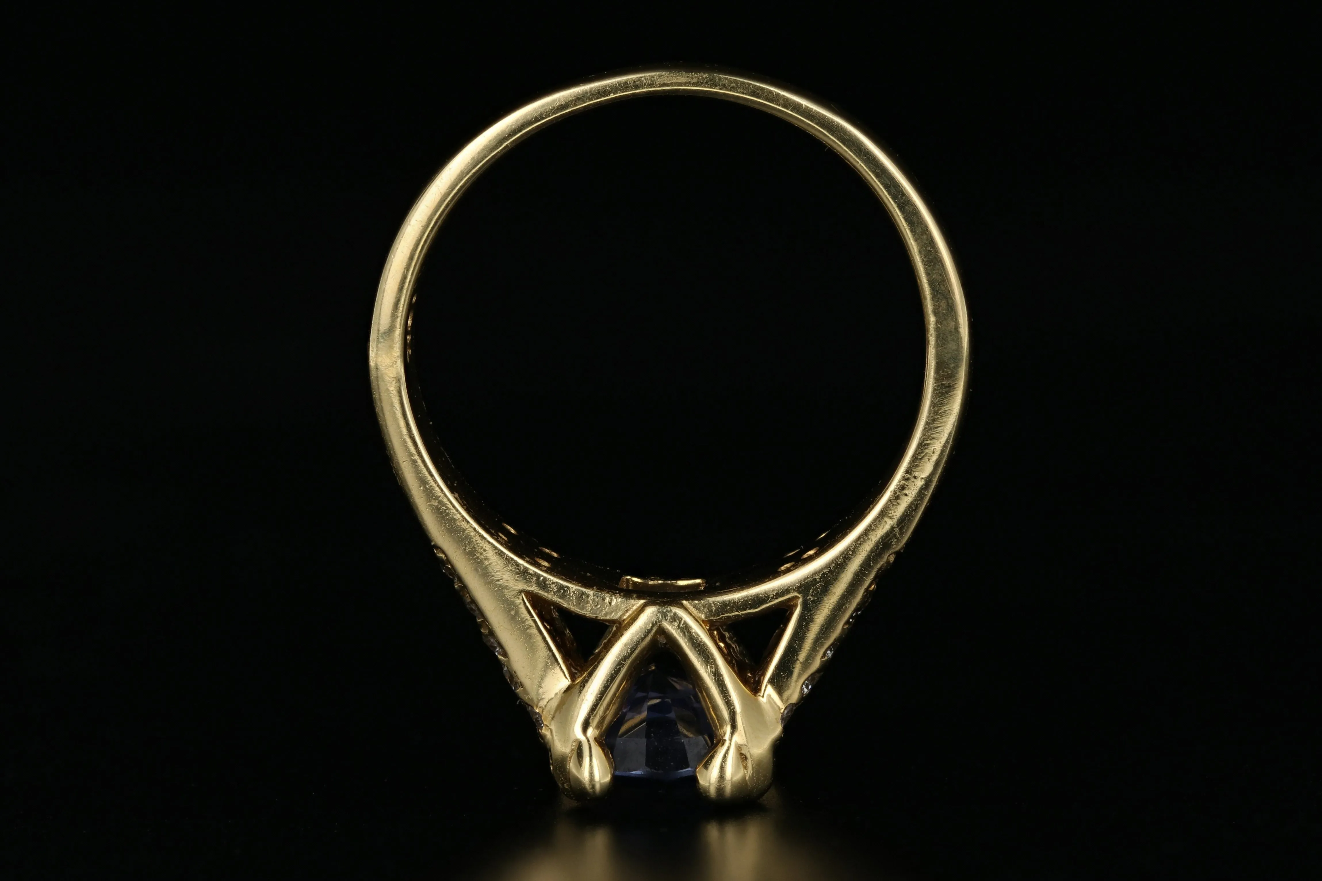 Modern 18K Yellow Gold 1.5 Carat Natural Ceylon Sapphire and Diamond Ring