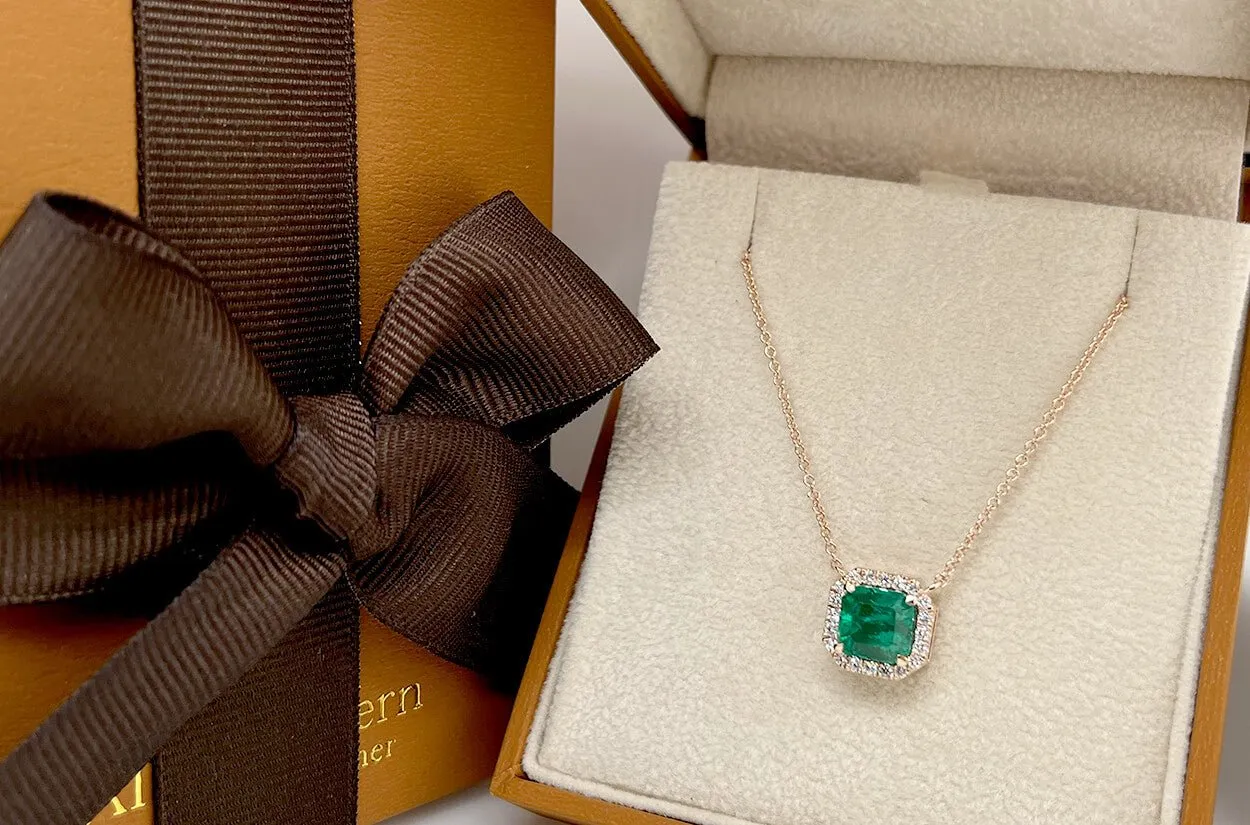 Necklace 18kt Gold Square Emerald & Diamonds Halo
