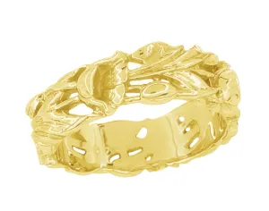 Retro 1960's Filigree Lilies Wedding Band in 14 Karat Yellow Gold - 6mm