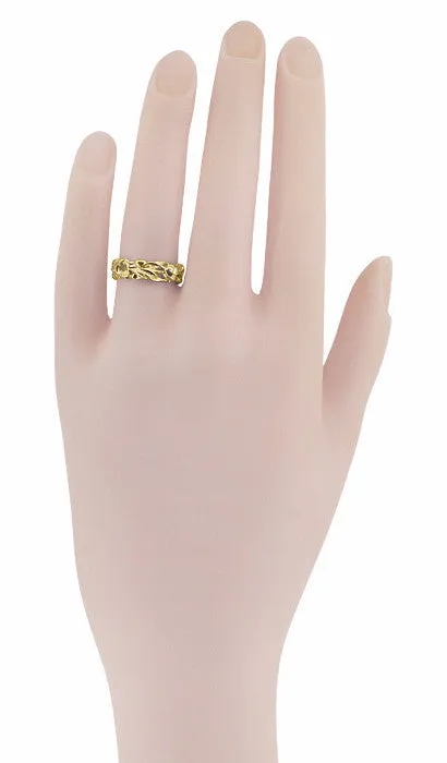 Retro 1960's Filigree Lilies Wedding Band in 14 Karat Yellow Gold - 6mm