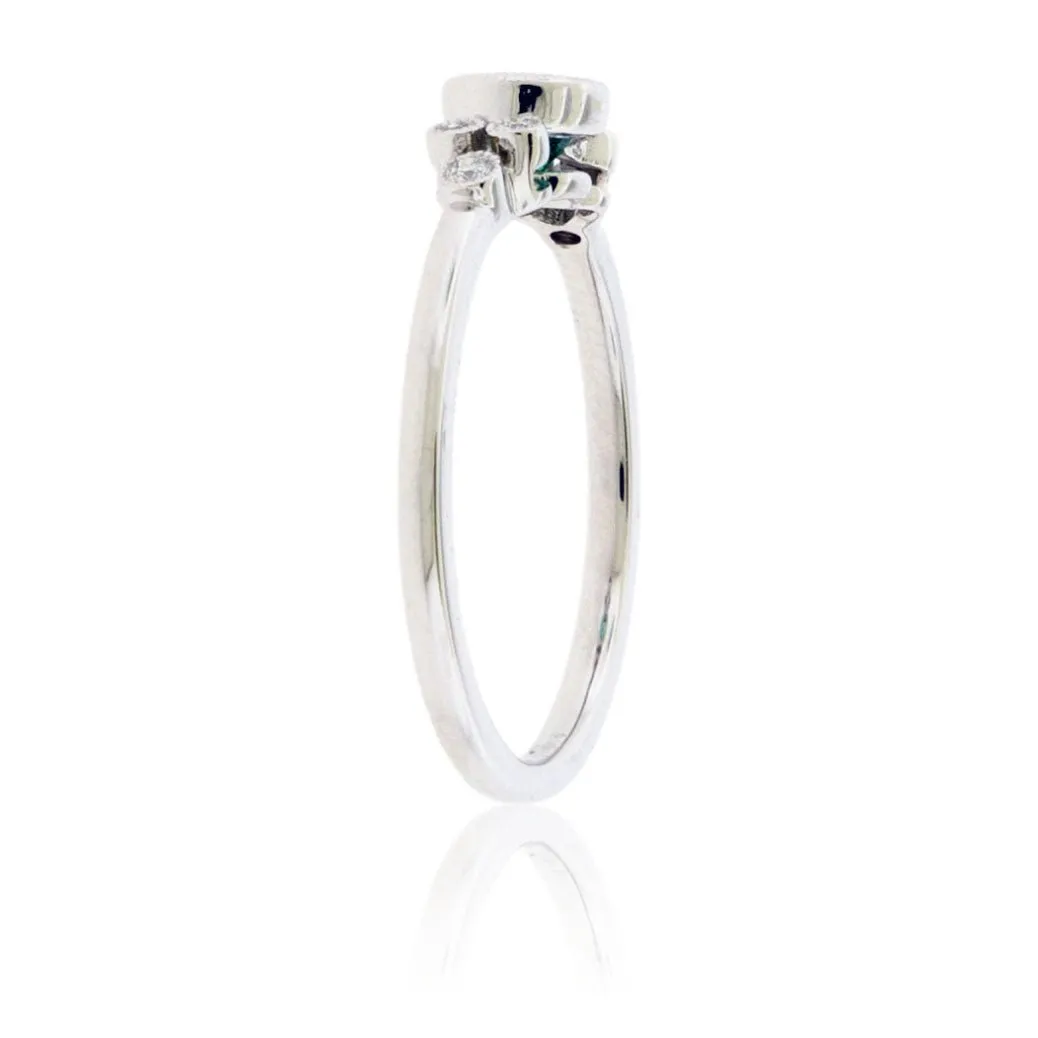 Round Green Emerald & Milgrain Halo Style Gold Ring